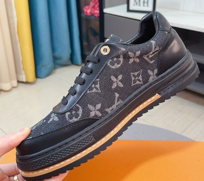 Louis Vuitton Monogram Low-Top Sneakers - Contrast Trim